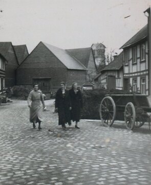 Bahnhofstrasse abwärts Richtung Hauptstraße mit der Kirche