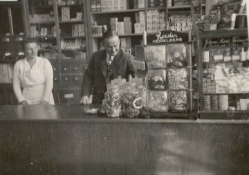 Hauptstrasse Geschaeft Schueler von innen