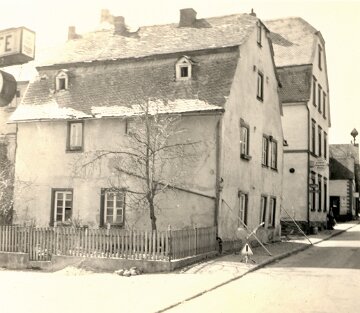 Hauptstrasse Hotel Schueler mit Wohnhaus